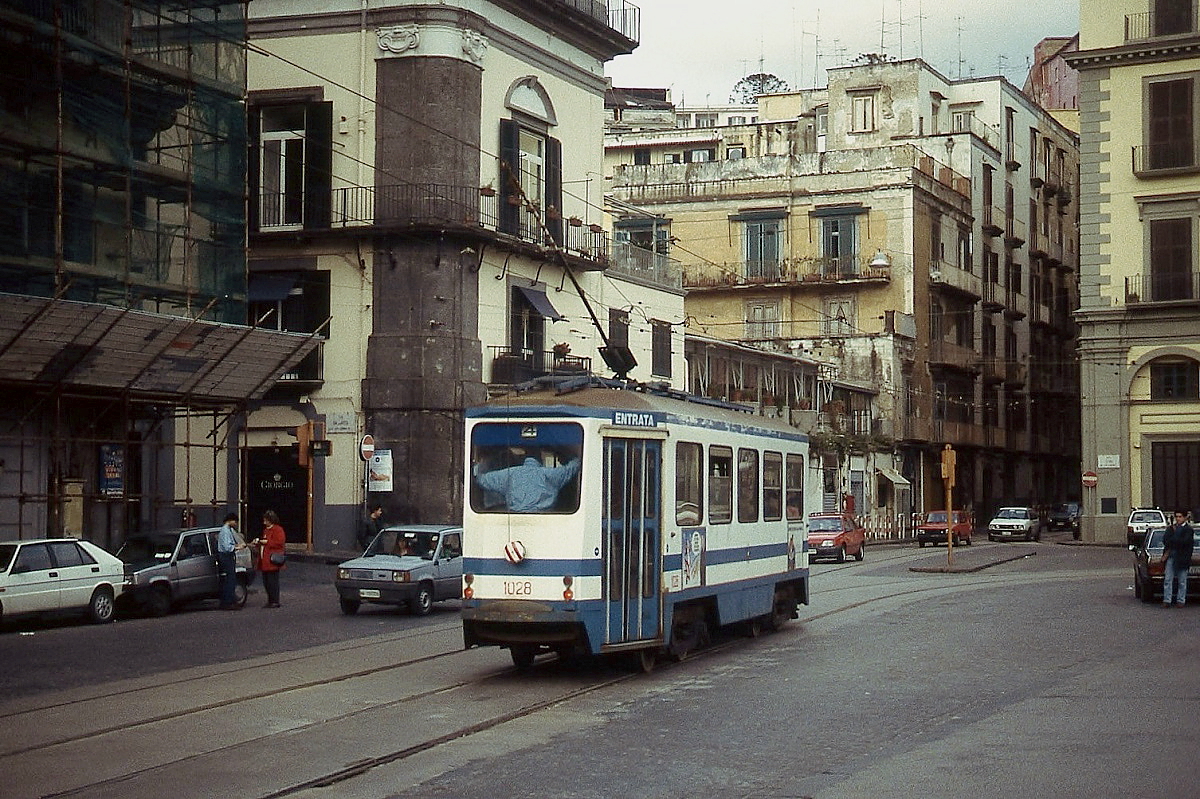 ATAC Neapel: Tw 1028 wird an der Piazza Vittoria gleich nach rechts abbiegen, die enge Via Vanella Gaetani kann nur in der Gegenrichtung durchfahren werden (April 1996). Als eines von ganz wenigen trug dieses Fahrzeug damals die  Meereslinien -Lackierung.