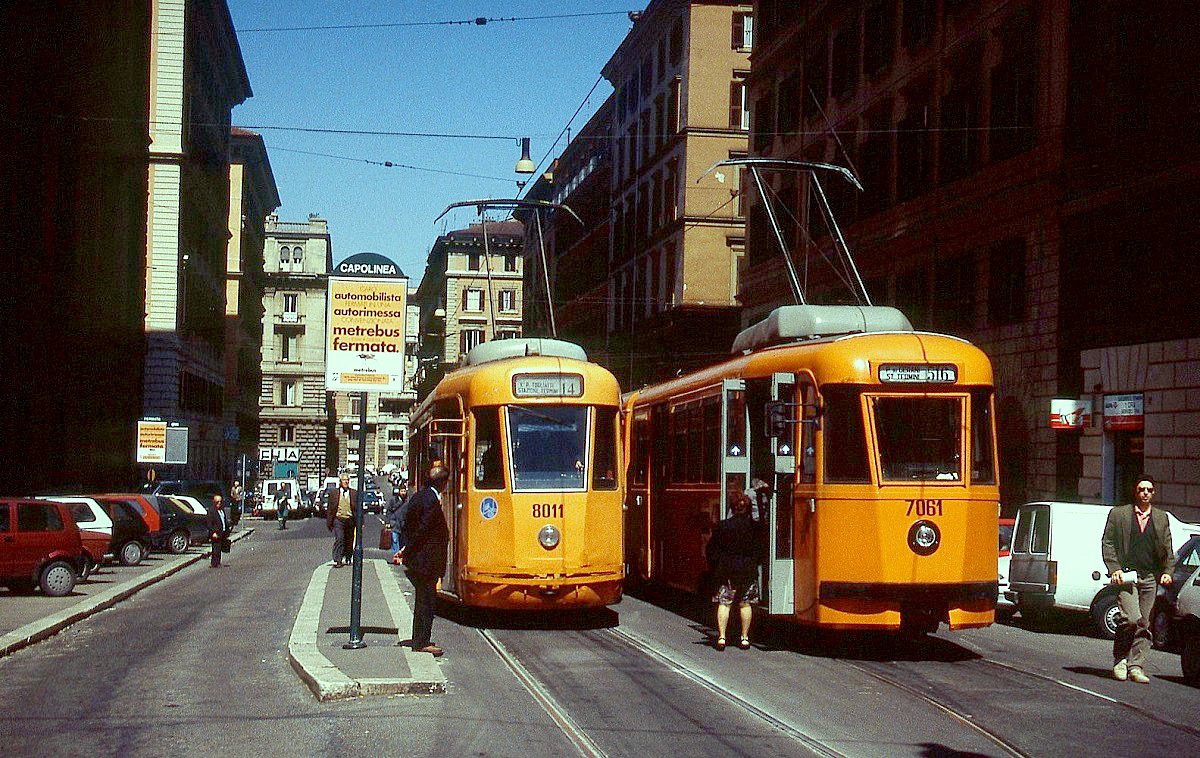 ATAC Rom im April 1996: Der sechsachsige Tw 7061 begegnet dem Vierachser 8011, von letzerem wurden 40 Stück in den Jahren 1954/55 beschafft