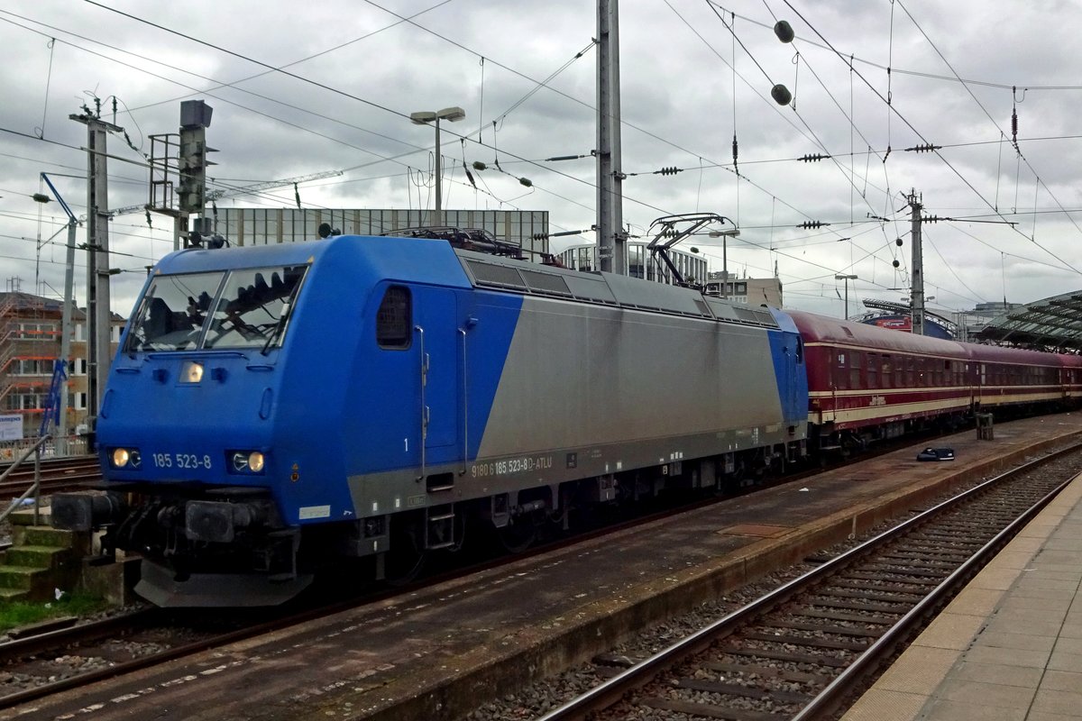 ATC 185 523 verlässt mit ein Sonderzug nach Cochem am 20 Februar 2020 Köln Hbf.