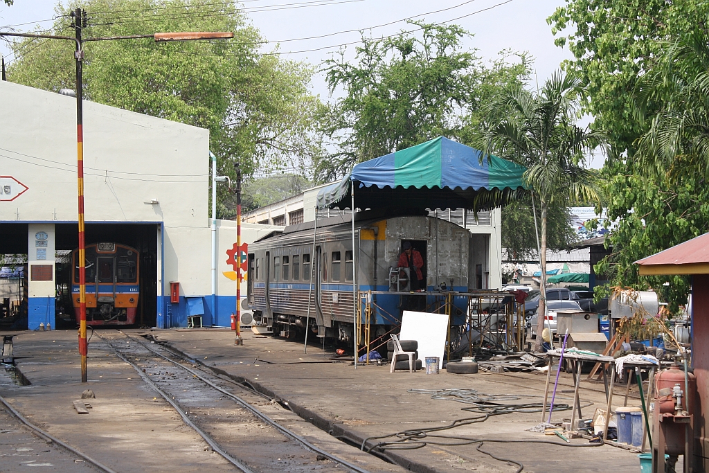 ATC 2101 (1A'2', Tokyu Car Corp., Bauj. 1985) am 21.März 2014 zur Reparatur im Depot Mahachai, nachdem er bei einer Entgleisung im Bf. Talat Phlu das betonierte Bahnsteigdach demoliert hatte. 

