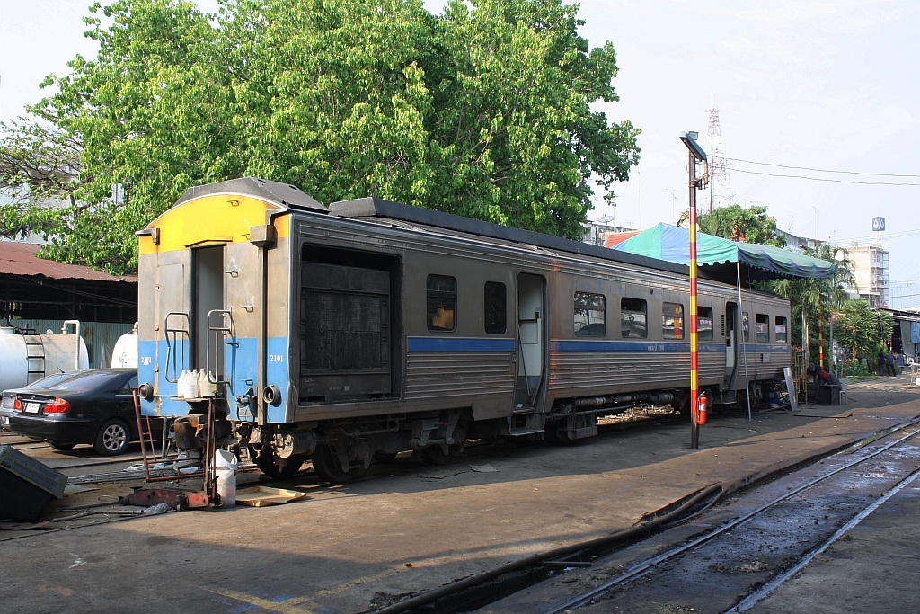 ATC 2101 (1A'2', Tokyu Car Corp., Bauj. 1985) am 21.März 2014 zur Reparatur im Depot Mahachai, nachdem er bei einer Entgleisung im Bf. Talat Phlu das betonierte Bahnsteigdach demoliert hatte. 

