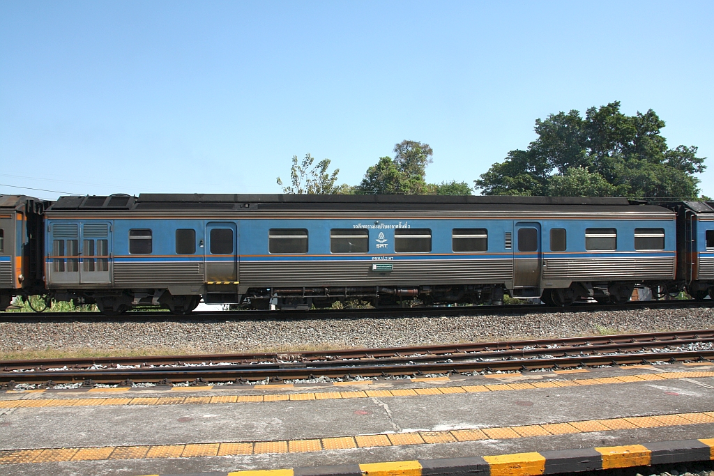 ATC 2107, eingereiht im EXP 72 (Ubon Ratchathani - Krung Thep Aphiwat), am 02.Dezember 2025 in der Ayutthaya Station.