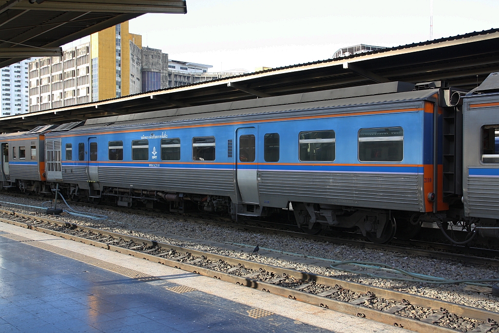 ATC 2110 (1A'2', Tokyu Car Corp., Bauj. 1985) eingereiht als 3. Fahrzeug im EXP 76 von Nong Khai am 22.Juni 2019 in der Hua Lamphong Station.