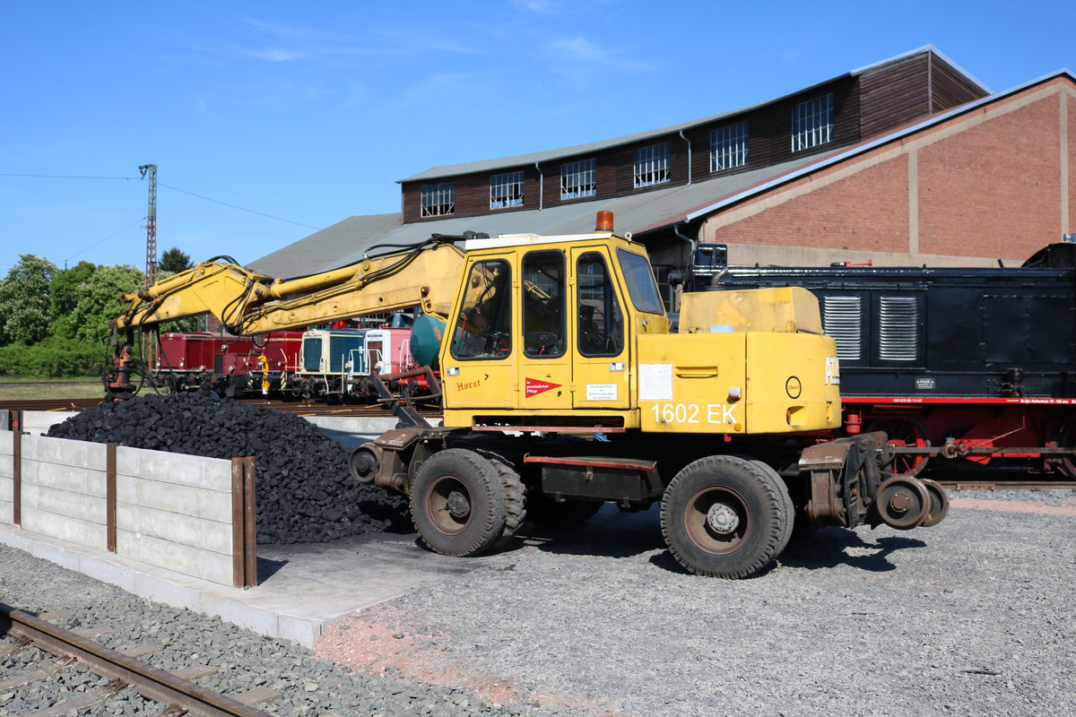 Atlas Zweiwegebagger am 05.05.18 beim Lokschuppenfest in Hanau er wird zum Kohle Verladen gebraucht