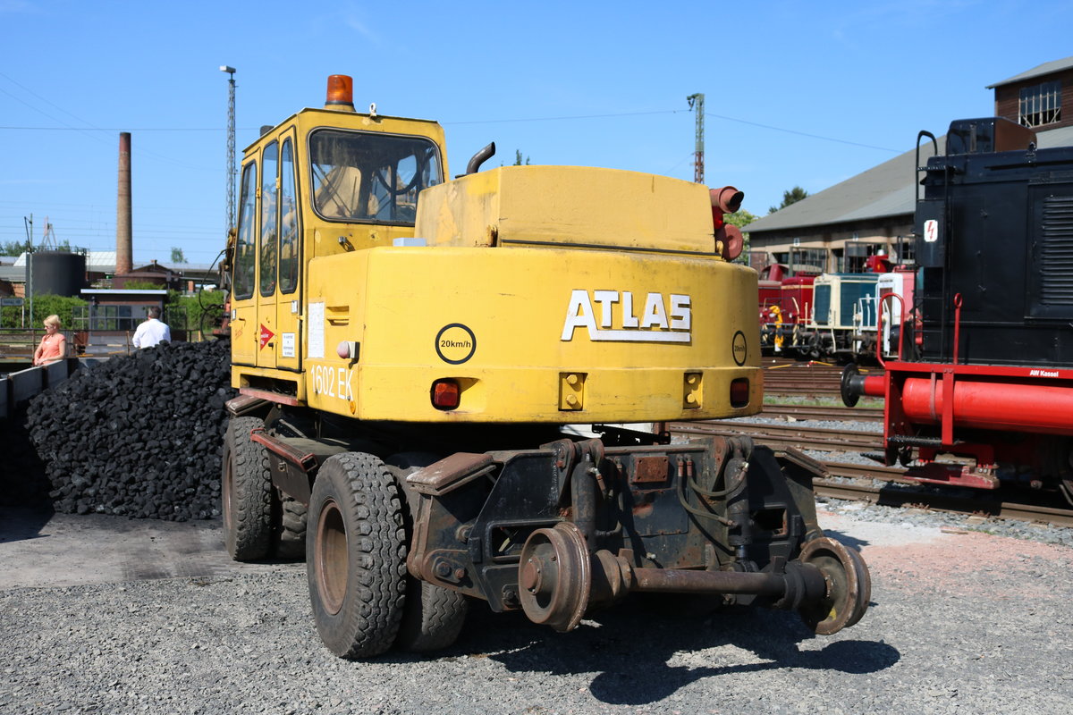 Atlas Zweiwegebagger am 05.05.18 beim Lokschuppenfest in Hanau er wird zum Kohle Verladen gebraucht