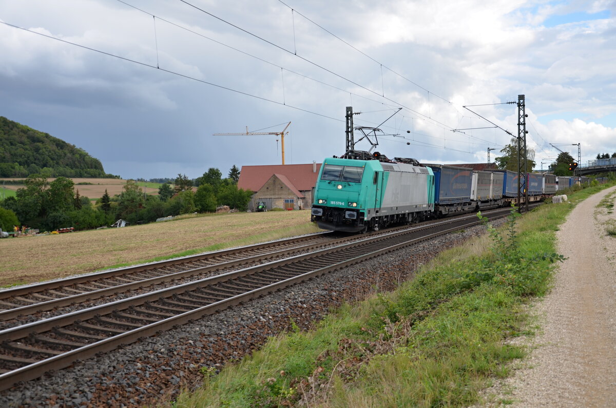 ATLU 185-576-6 ist mit einem KLV-Zug in Richtung Ansbach unterwegs. Gut zu erkennen ist, das die Lok früher mal an BLS Cargo vermietet war bzw. gehörte. Aufgenommen am 09.09.2022 in Treuchtlingen