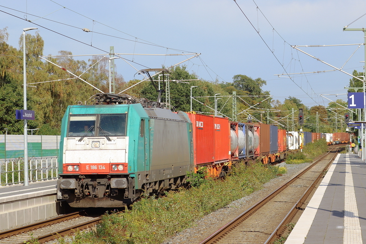 ATLU 186 134 kommt mit einem Containerzug durch Herten-Westerholt gefahren 29.9.2026