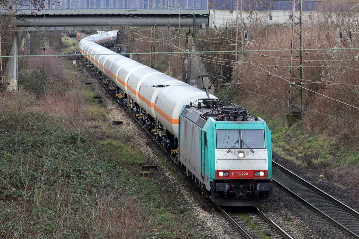 ATLU 186 220 auf der Hamm-Osterfelder Strecke in Recklinghausen 30.12.2022