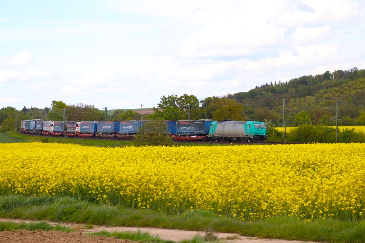 ATLU Bombardier Traxx 185 517-8 mit KLV Zug bei Nidderau am 27.04.24