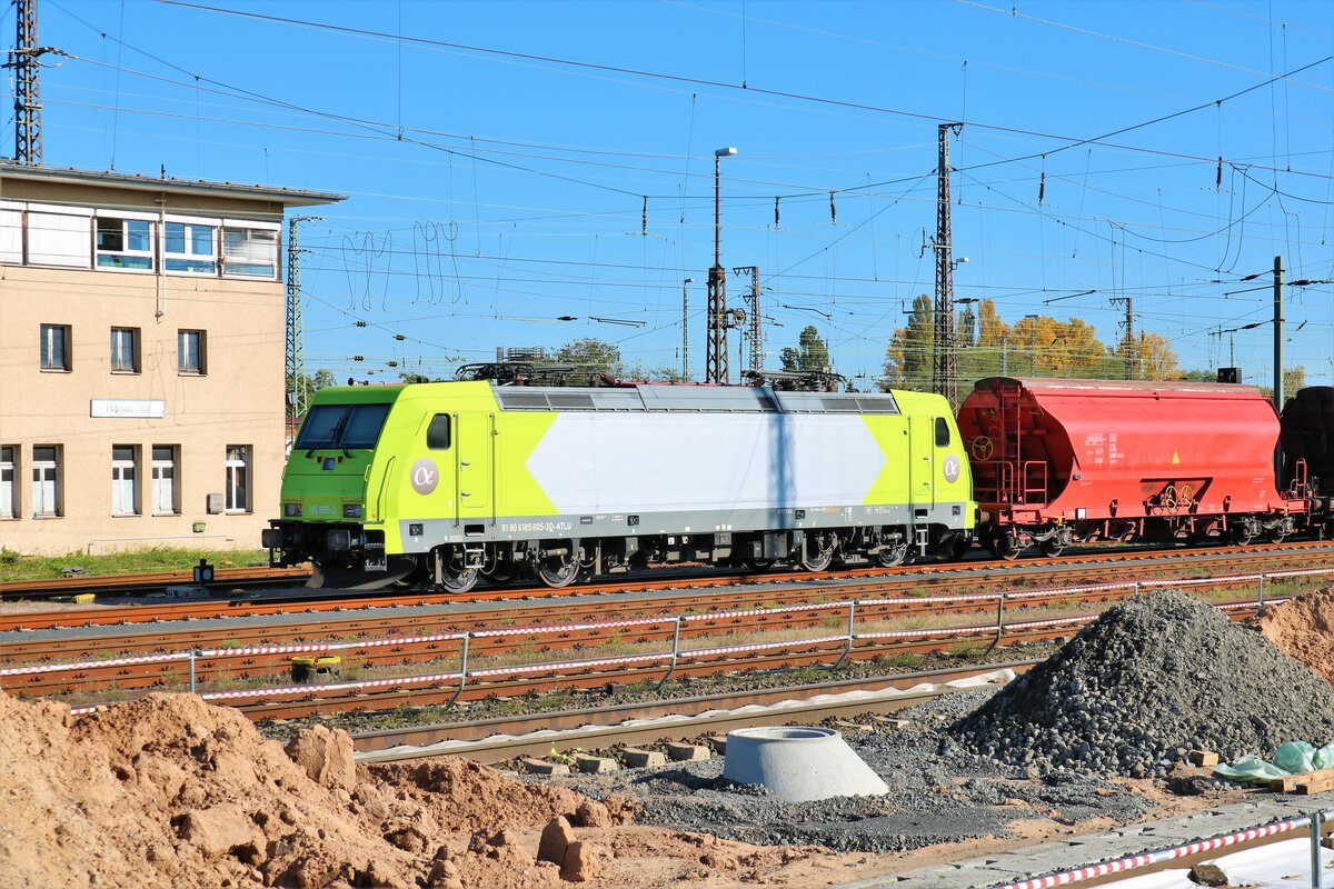 ATLU Bombardier Traxx 185 605-3 in Hanau Hbf am 24.10.21 vom Bahnsteig aus fotografiert 