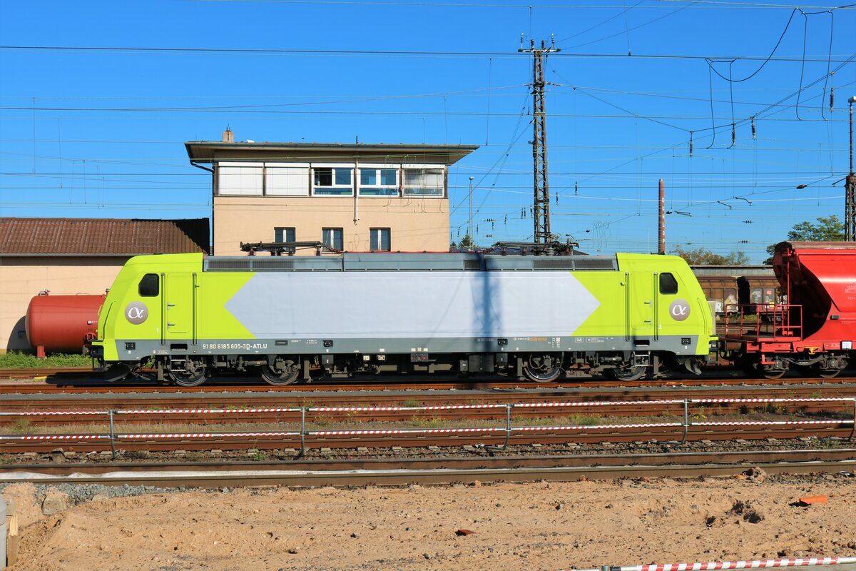 ATLU Bombardier Traxx 185 605-3 in Hanau Hbf am 24.10.21 vom Bahnsteig aus fotografiert