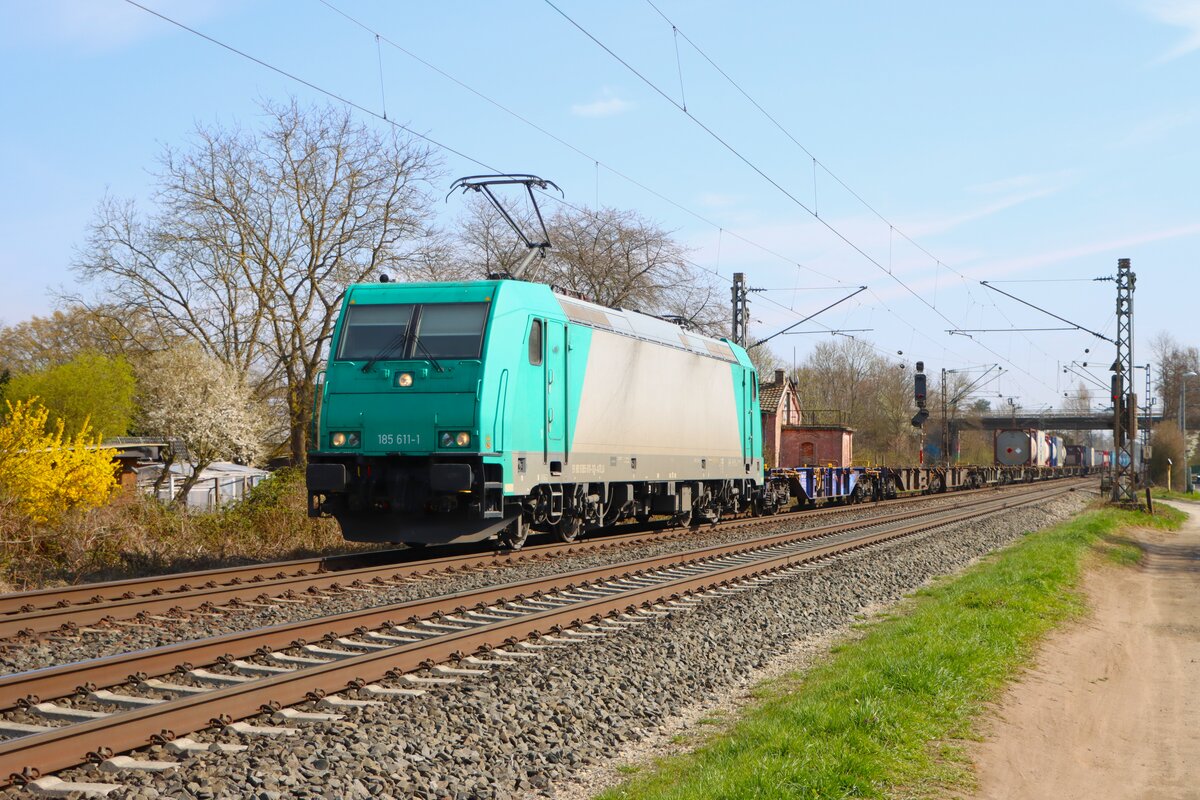 ATLU Bombardier Traxx 185 611-1 mit Containerzug in Maintal Ost am 19.03.26