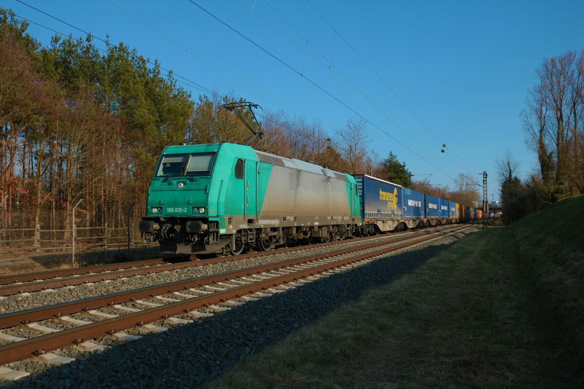 ATLU Bombardier Traxx 185 615-2 mit Containerzug am 13.03.22 in Hanau Rauschwald