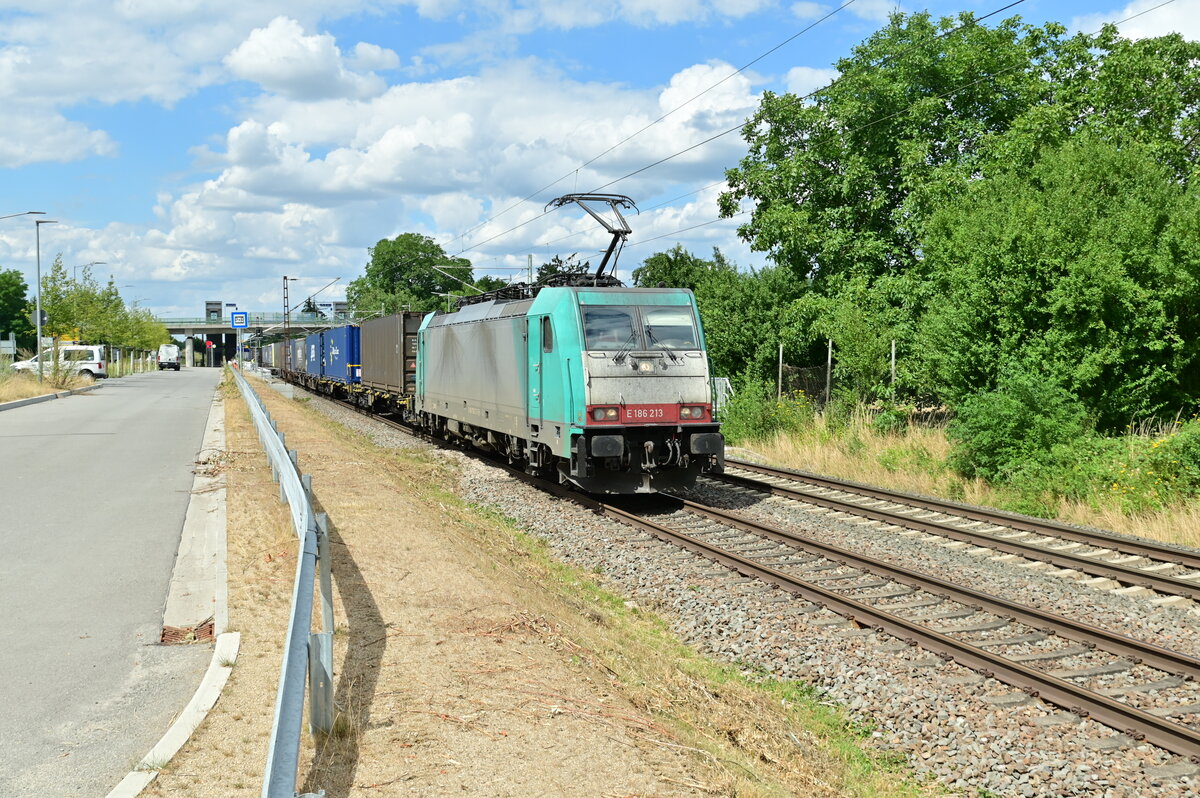 ATLU E186 213 mit einem Kastelzug durch Weinheim Sulzbach gen Weinheim Hbf fahrend am Dienstag den 26.7.2022