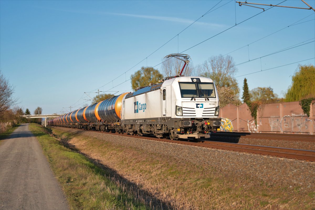 ATLU/CD Cargo Siemens Vectron 193 586-5 mit Wascosa Kesselwagen in Rodenbach (Main Kinzig Kreis) am 25.04.21
