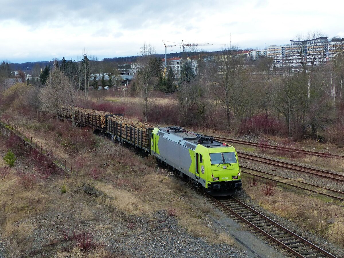 ATLU/HGL 185 630-1 TRAXX AC 1/2 ( 9180 6185 630-1 D-ATLU ) am Ende eines Holzzuges in Gera am 8.2.2022. Ab Jena wird sie die 159er Zuglok elektrisch unterstützen.