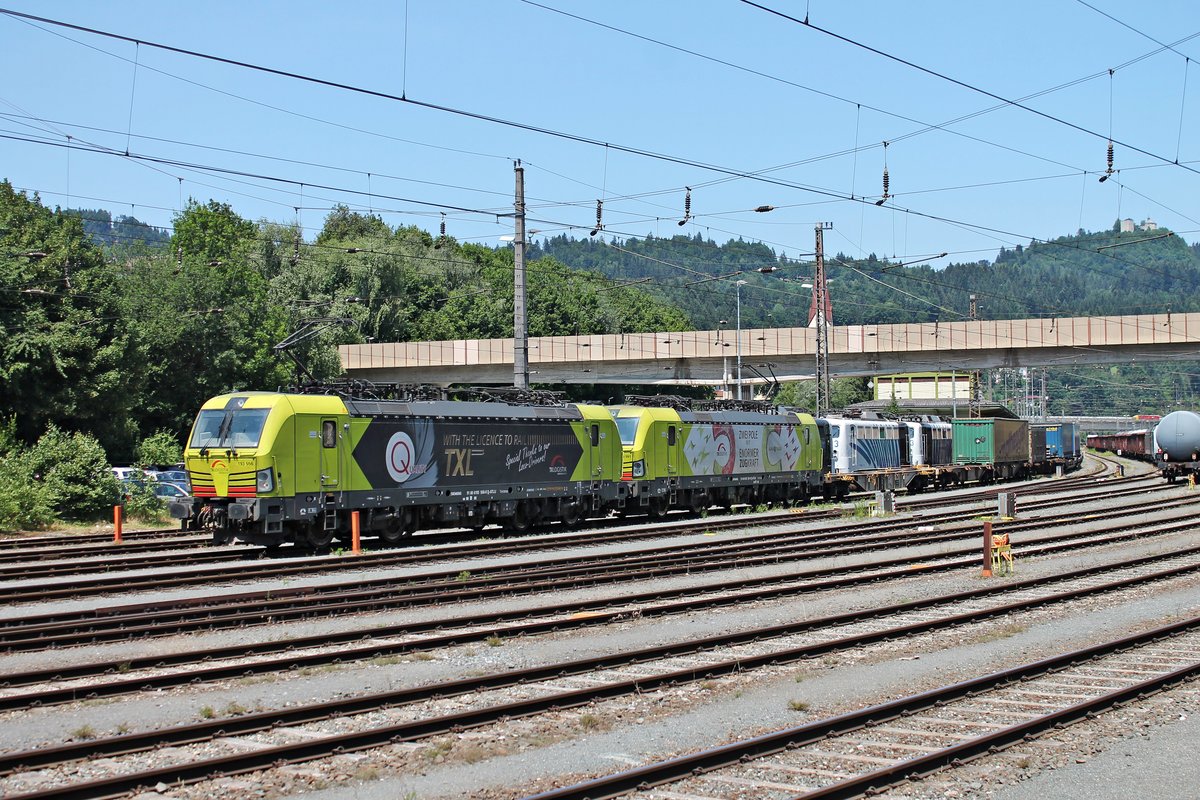 ATLU/TXL 193 556  QUALITY – WITH THE LICENCE TO RAIL  stand am 02.07.2018 zusammen mit ATLU/TXL 193 551  ZWEI POLE MIT ENORMER ZUGKRAFT  und ihrem Containerzug nach Verona Q. E. abfahrbereit im Bahnhof von Kufstein.