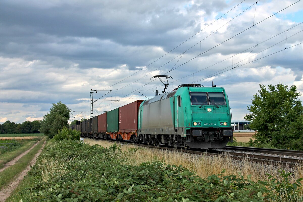 ATLU/XRAIL 185 613-7 mit einem Containerzug aus Belgien am Abend des 02.07.2020 südlich von Buggingen.
