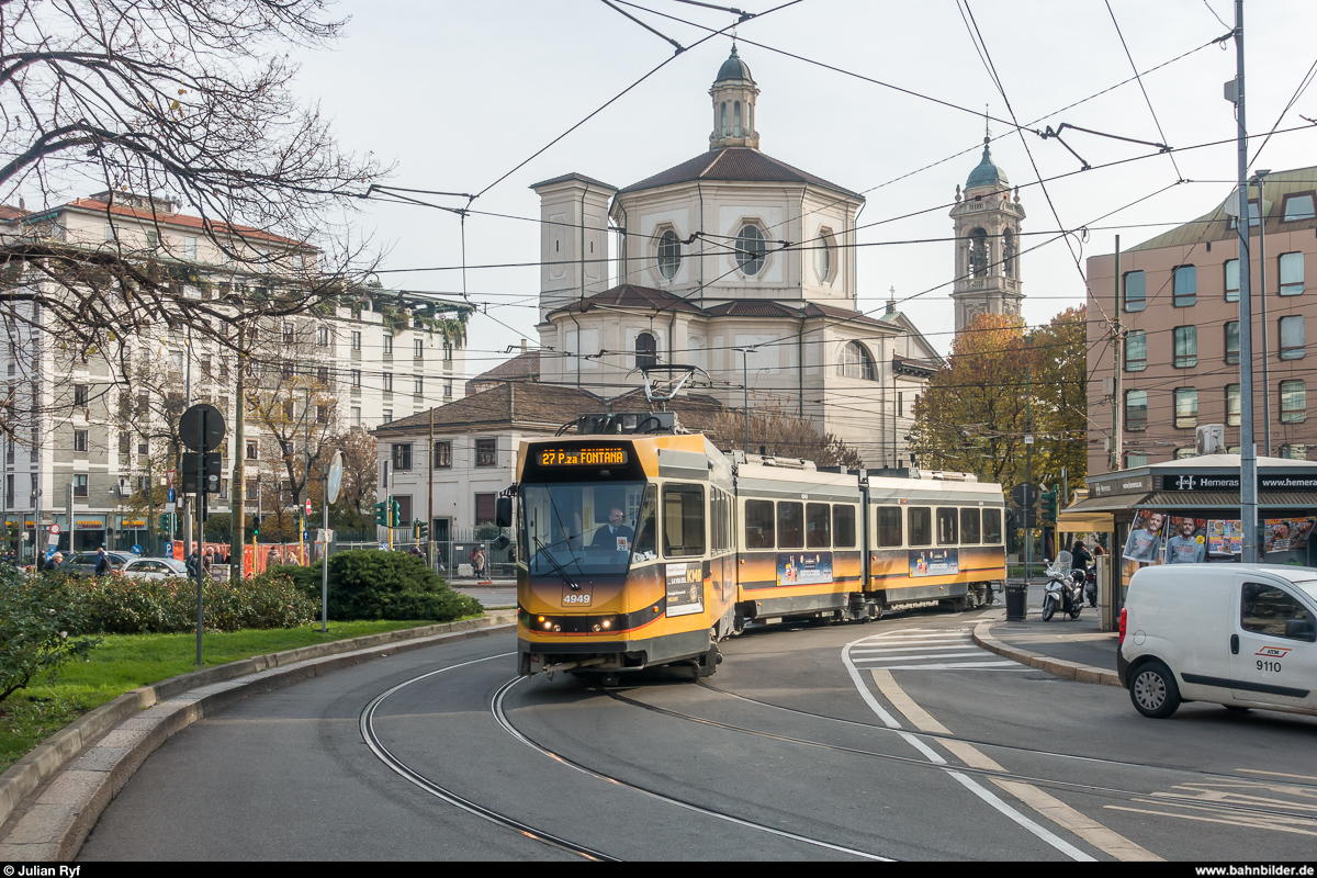 ATM Milano Jumbotram 4949 (bereits modernisiert) am 29. November 2018 auf der Linie 27 beim Erreichen der Endhaltestelle an der Piazza Fontana. Im Hintergrund die Chiesa di San Bernardino alle Ossa.