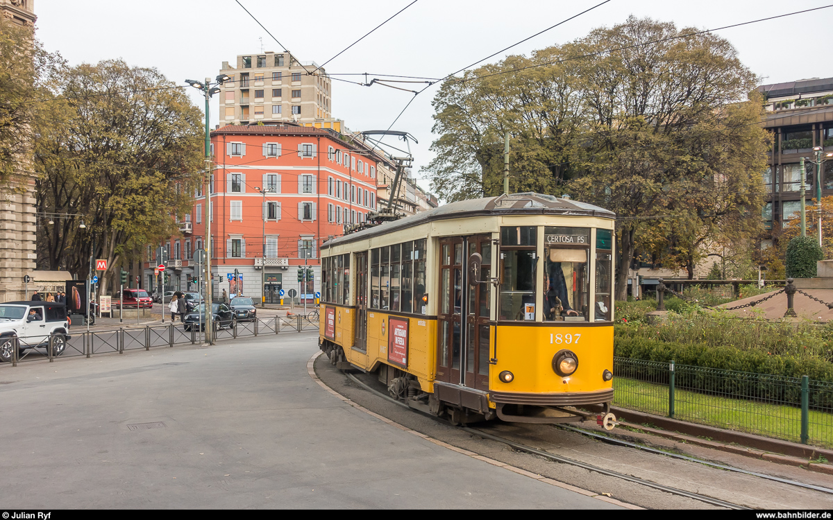 ATM Milano Ventotto 1897 am 29. November 2018 auf der Linie 1 Richtung Certosa FS an der Haltestelle Cairoli.