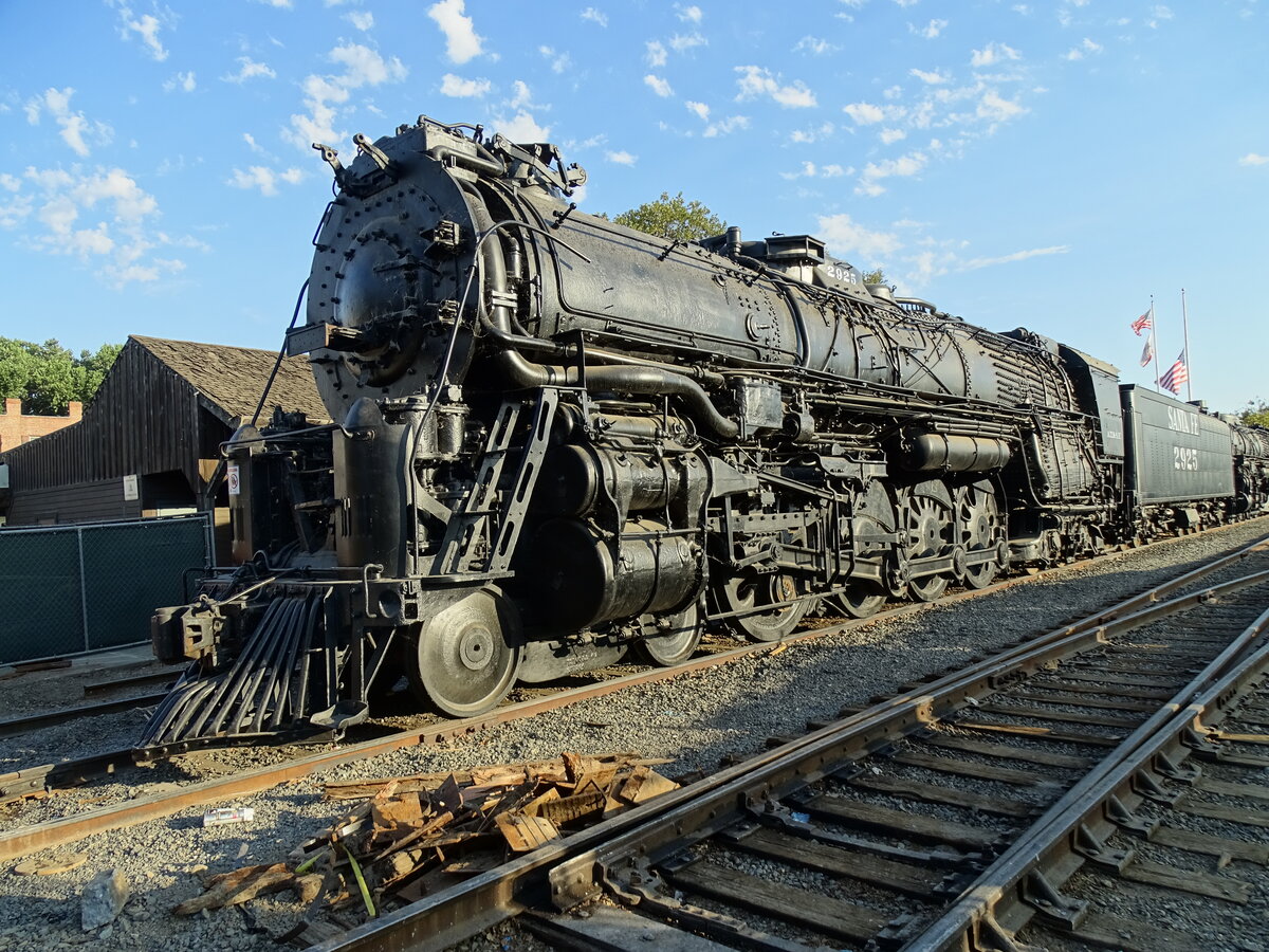 ATSF #2925 wurde 1944 von den Baldwin Locomotive Works für die Atchison, Topeka & Santa Fe Railway gebaut. Am 12.9.2017 stand sie in Aufarbeitung im Freigelände vom California Railroad Museum in Sacramento, zusammen mit der 2-10-4 #5021
