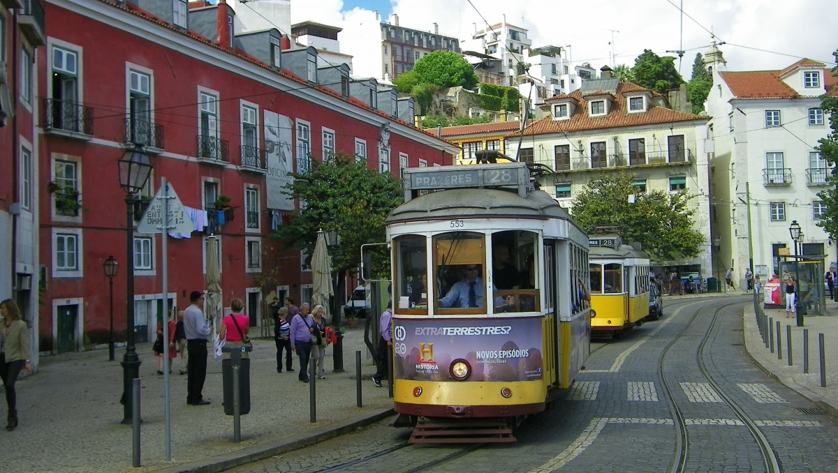 Attraktion in den Strassen der Altstadt von Lissabon sind die alten Strassenbahnen der Linie 28 (Electrico) die massenhaft Touristen durch die schne Stadt fahren (03.10.2013) 