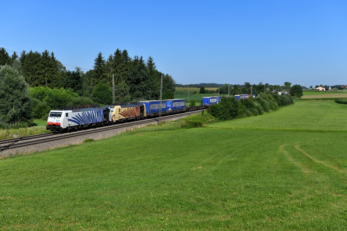 Attraktiv bespannt war der DGS 41851 von Krefeld nach Triest am 23. Juli 2019. 189 917 und 193 777 hatten den KLV-Zug in München Ost Rbf übernommen. Wenige Kilometer vor der Landesgrenze konnte ich die Leistung bei Straß im Berchtesgadener Land aufnehmen. Leider ist diese Fotostelle schon arg zugewachsen.