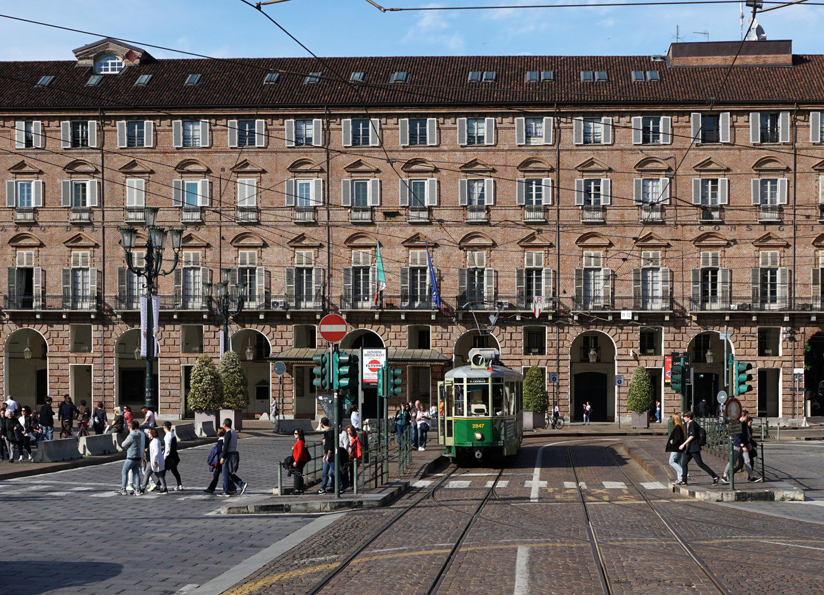 ATTS - Verein Historische Trambahnen Turin.
Mit dem GTW 2847 auf der Historischen Linie 7 unterwegs am 27. April 2019.
Foto: Walter Ruetsch