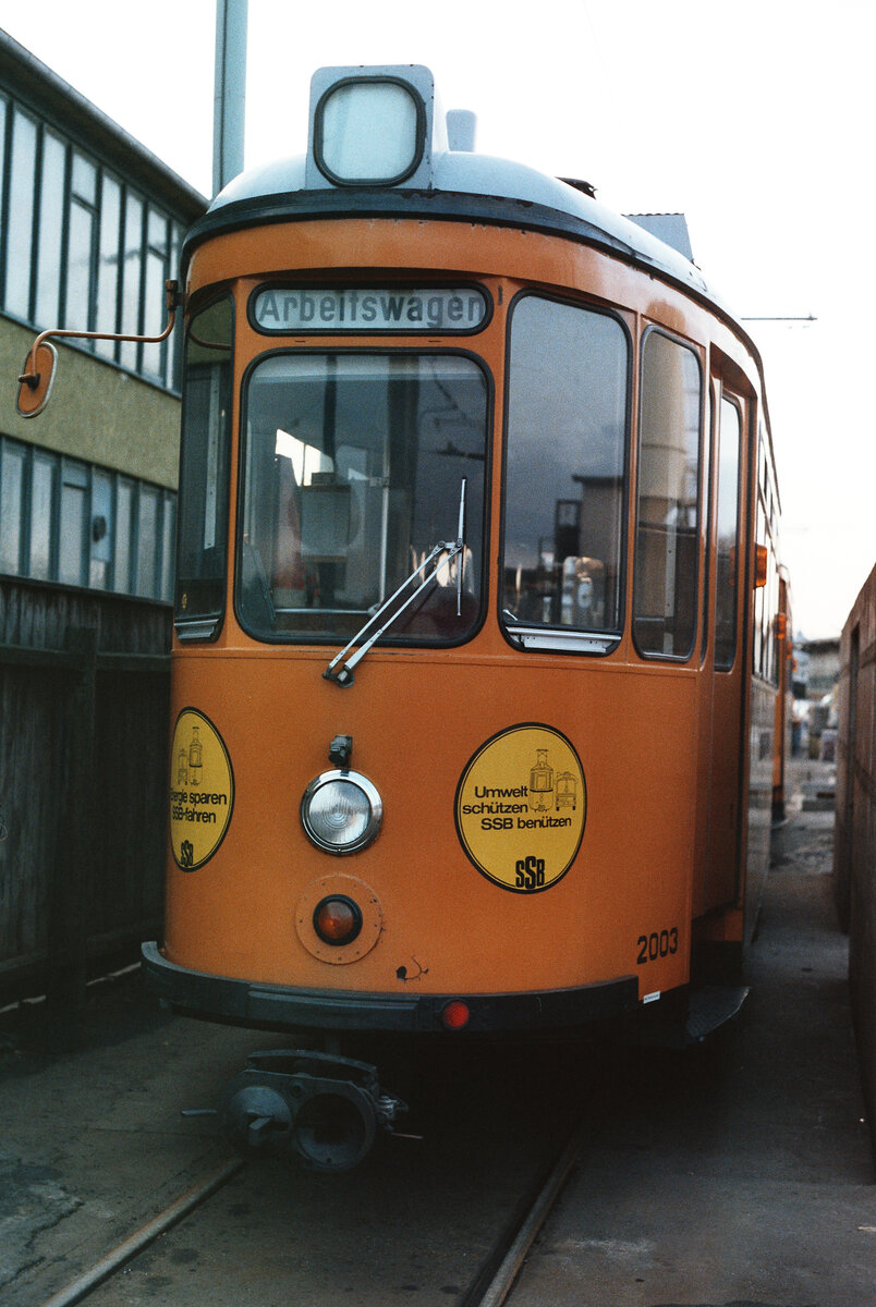 ATW 2003 der Stuttgarter Stra�enbahnen war ein Umbau aus einem regul�ren Wagen der Serie T2 (MF Esslingen).
Vom Betriebshof Stuttgart-Wangen aus ist er �berall hingefahren, wo er nur hinfahren konnte und ich wei� noch ziemlich genau, dass er oft eingesetzt worden war.
Datum: 21.10.1983