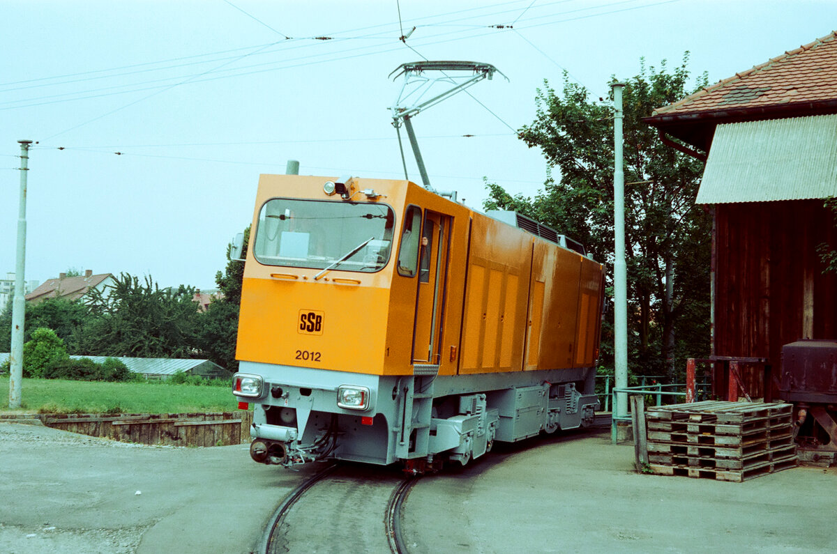 ATW 2012 der Stuttgarter Straßenbahnen (SSB) in der wirklich sehr engen Möhringer Schleife neben dem alten Lagerhaus (Sommer 1983)