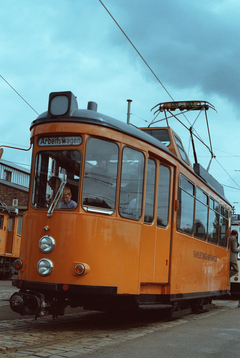 ATW 2033 der Stuttgarter Straßenbahn.  Er war bei einer Feier der SSB vor dem früheren Möhringer Wagenschuppen gezeigt worden.
Datum: 04.09.1983
