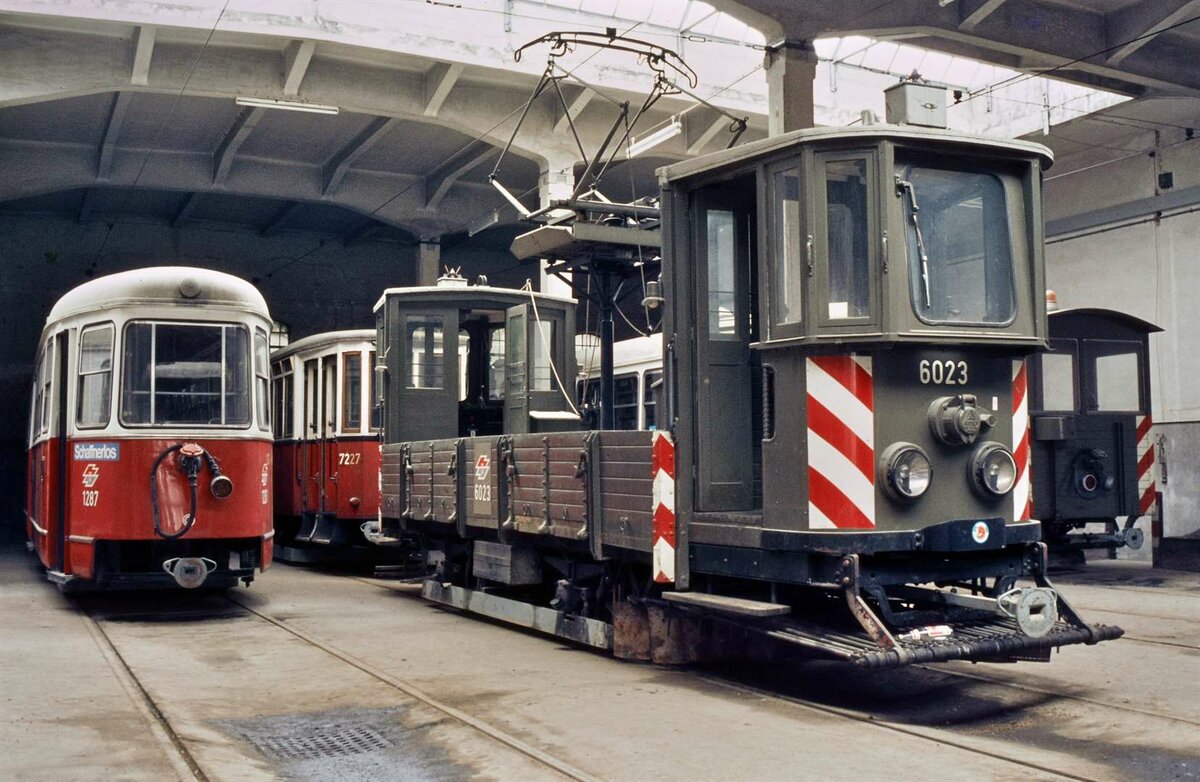 ATW 6023 der Wiener Straßenbahn, ein Schienenschleifwagen von 1914.
Datum: 16.08.1984.