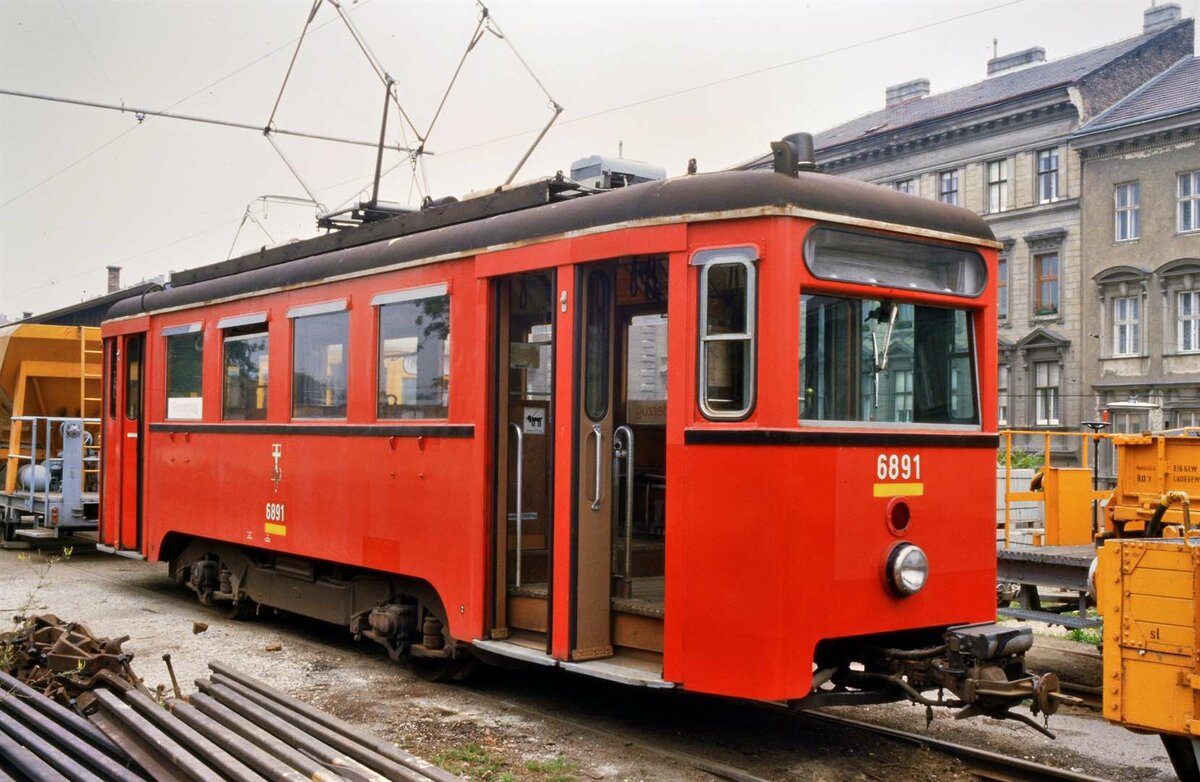 ATW 6891 der Wiener Elektrischen Stadtbahn (WESt) vor dem Betriebsbahnhof Michelbeuern, 16.08.1984