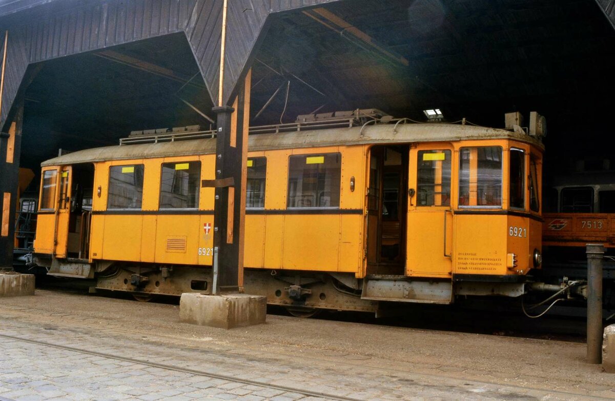 ATW 6921 des Typs UNH im Depot Michelbeuern der Wiener Stadtbahn, 16.08.1984.