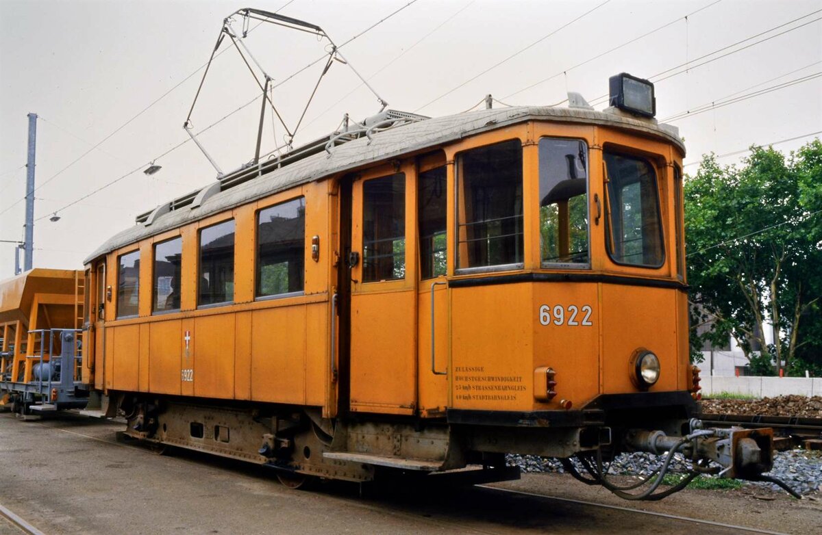 ATW 6922 der Wiener Stadtbahn, Typ UNH. 
Datum: 16.08.1984