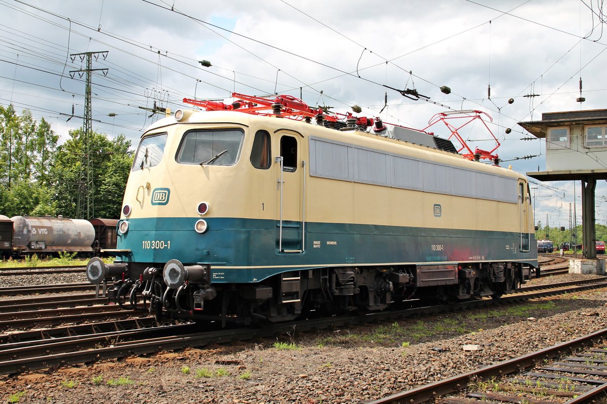 Auch 110 300-1 von IG Einheitslokomotiven e.V. in ihrem neuen (alten) Ozeanblau/Beigen Lack nahm am 18.06.2016 an der Fahrzeugparade des Sommerfestes vom DB Museum in Koblenz Lützel teil, als sie sich vor den Zuschauern zeigte.