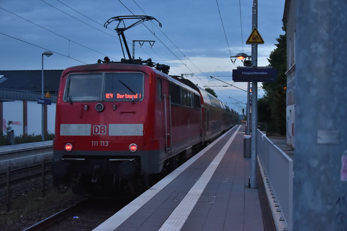 Auch die 111 113 ist hier in Wickrath am Abend des 19.5.2019 mit einem RE4 unterwegs, doch sie fährt in Richtung Rheydt Hbf auf ihrem Weg nach Dortmund Hbf.