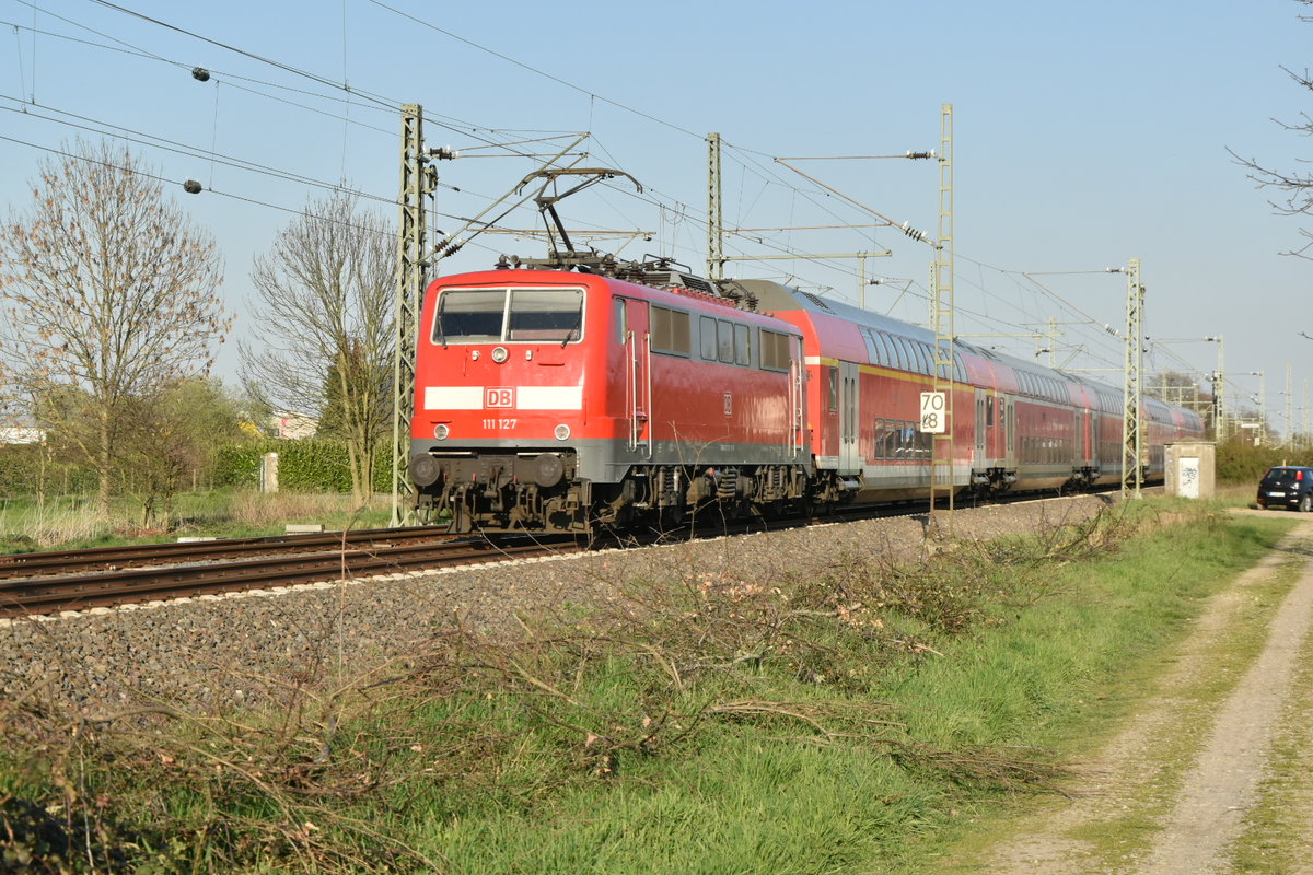 Auch die 111 127 schob einen RE 4 nach Dortmund durch Kleinenbroich am Montag den 1.April 2019
