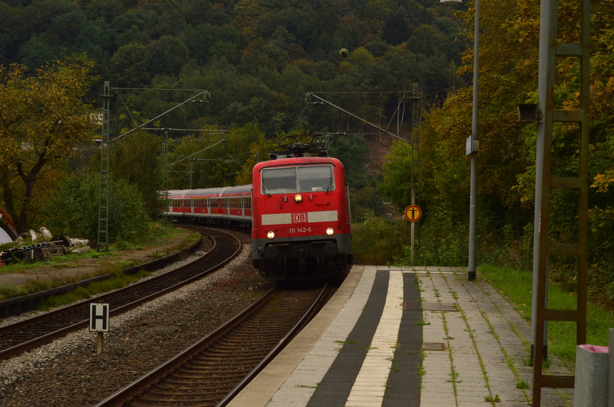 Auch 111 142-6 kommt mit einem RE3 nach Heilbronn im Gegengleisbetrieb durch Neckargerach gefahren am heutigen Nachmittag des 14.10.2016