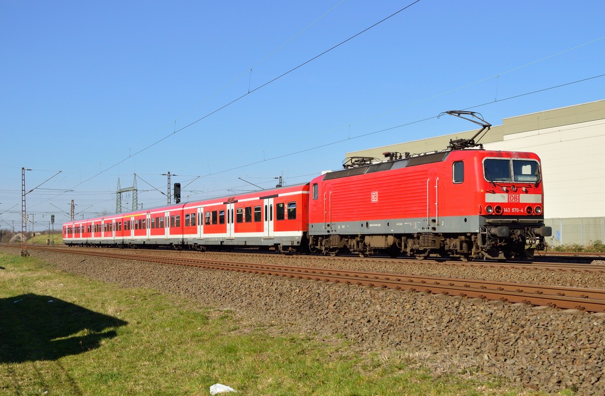 Auch die 143 870-4 ist am Sonntag den 9.3.2014 im S-Bahndienst Rhein-Ruhr eingesetzt. Hier hat sie gerade die Station Langenfeld Berghausen in Richtung Essen Hbf verlassen. 