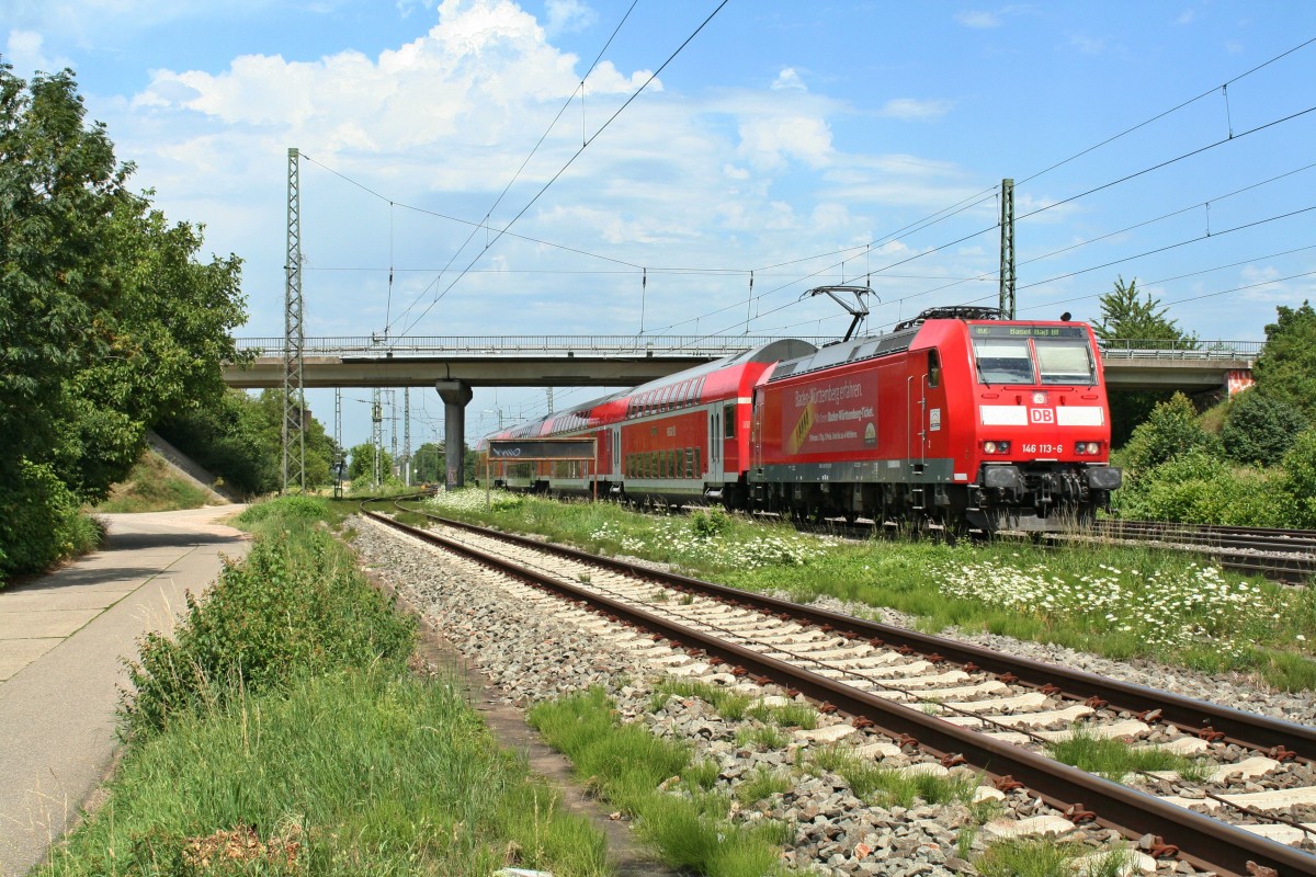 Auch 146 113-6 war am 03.08.13 im RE-Umlauf eingeteilt. Hier befhrt sie mit einem RE nach Basel Bad. Bf gerade das Gleis 12 in Mllheim (Baden).