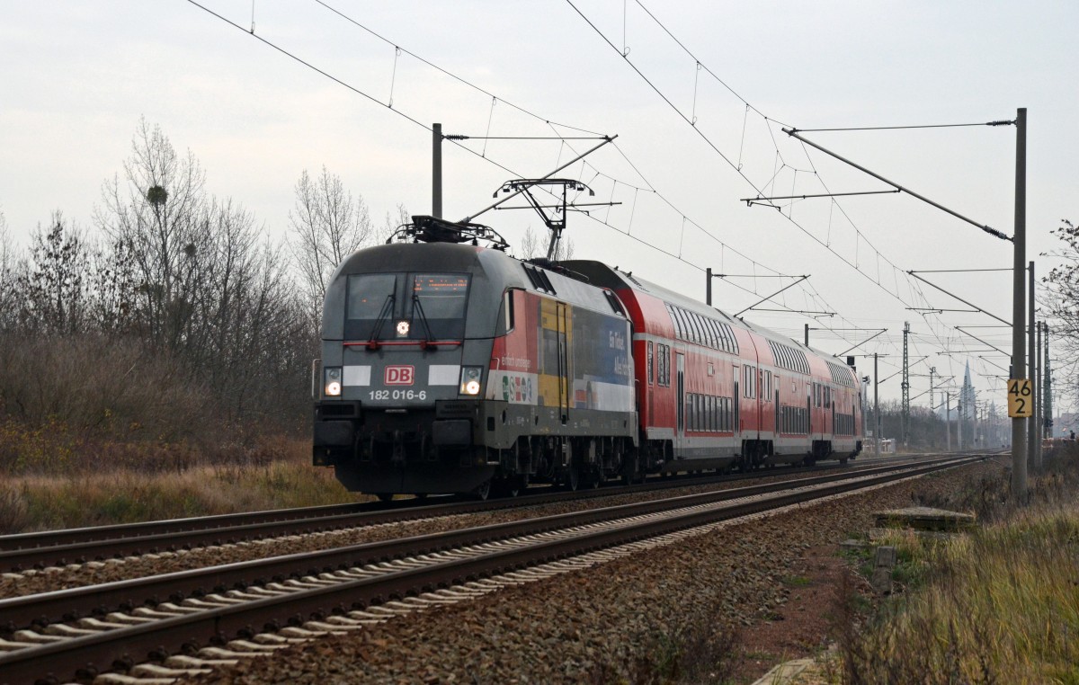 Auch 182 016 kommt nun mit ihrer Werbebeklebung für den VVO von Magdeburg aus auf der S2 von Leipzig-Connewitz nach Dessau bzw. Magdeburg zum Einsatz. Am 15.12.15 passiert sie mit einer S2 nach Magdeburg Greppin. 