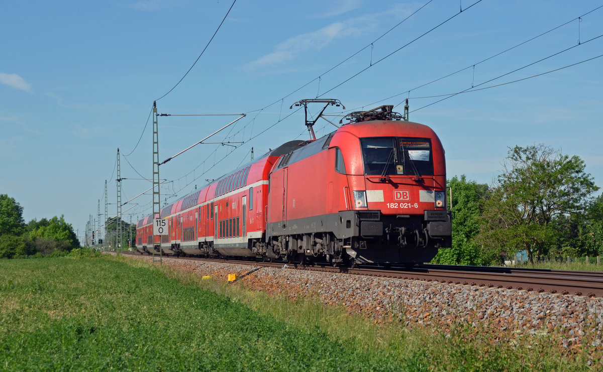 Auch 182 021, welche bereits einmal in Leipzig beheimatet war, fuhr am 28.05.17 im Kirchentag-Sonderverkehr mit. Hier zieht der Taurus seinen Zug durch Gräfenhainichen nach Pratau.