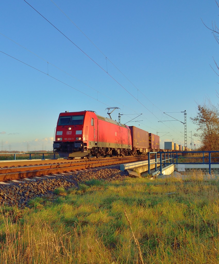 Auch die 185 224-3 ist am Freitag den 20.12.2013 bei tiefstehender Wintersonne in Richtung Neuss auf den K33 Brücke bei Allerheiligen abgelichtet.