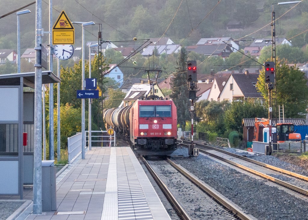 Auch 185 311 war am 1.10.16 in Langenprozelten mit einem Güterzug nach Würzburg unterwegs. Bahnsteigende und Signale aus einer anderen Perspektive.