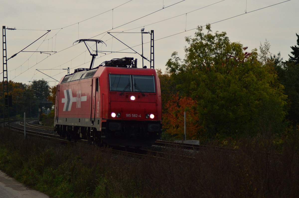 Auch die 185 582-4 kommt Lz an diesem Sonntagabend vor des Fotografen Linse gen Neuss gefahren. 25.10.2015
