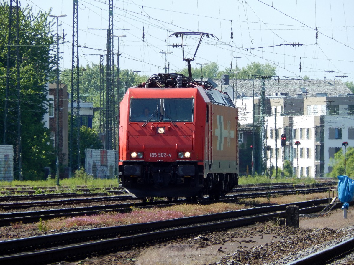 Auch 185 582-4 der Rhein Cargo kam am 13.5.15 Lz durch Köln West gefahren.

Köln 13.05.2015