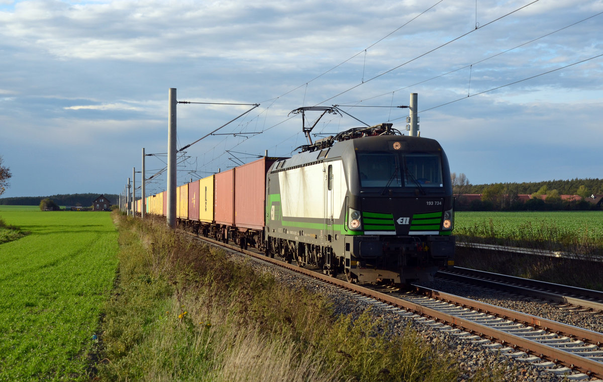 Auch 193 734, welche für die niederländische Rail Force One unterwegs ist, führte am 20.10.19 einen Containerzug durch Rodleben Richtung Roßlau. 
