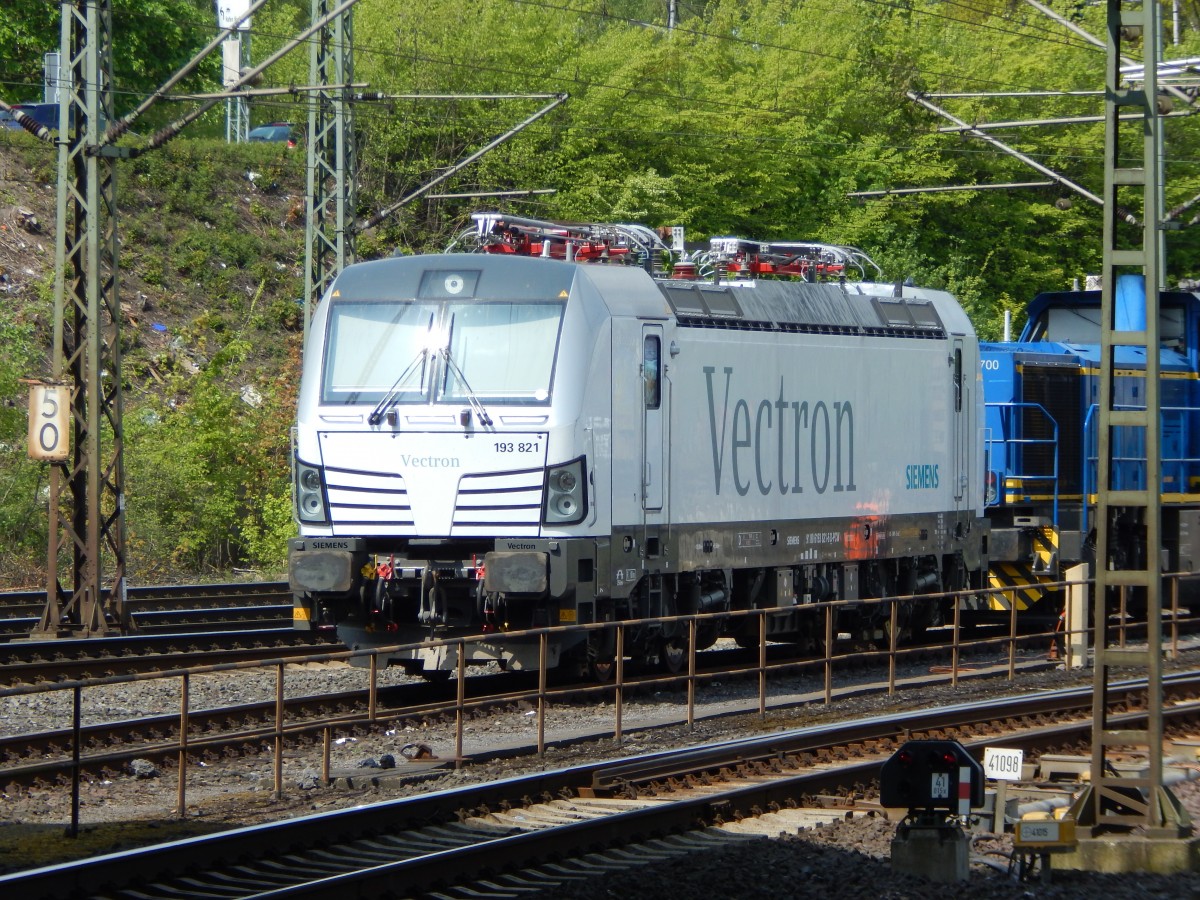 Auch 193 821 vom Prüfcenter Wegberg war am 9.5.15 abgestellt in Hamburg Harburg anzutreffen. 

Hamburg 09.05.2015