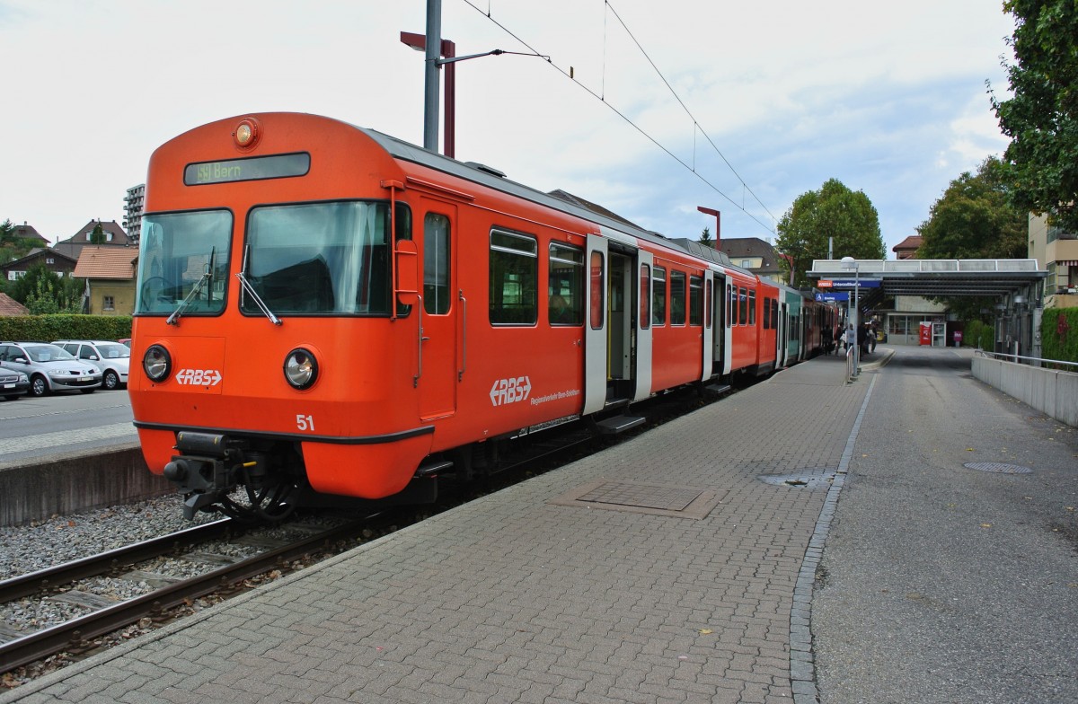Auch der 2. S9 Umlauf wurde heute mit einem Mandarinli gefhrt. Der Be 4/12 Nr. 51 wartet in Unterzollikofen auf die Abfahrtszeit, 15.10.2013.